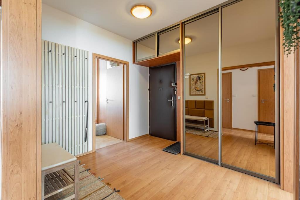 Duna Retreat: City Serenity Bratislava Buitenkant foto