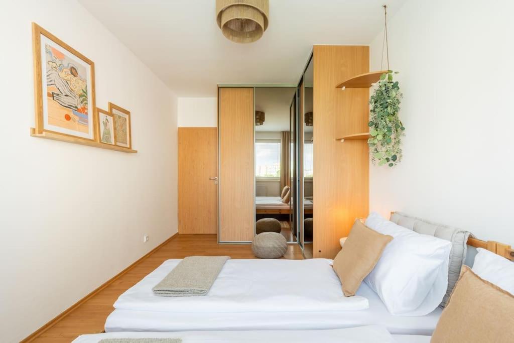 Duna Retreat: City Serenity Bratislava Buitenkant foto